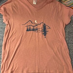 Colorado Mountain Graphic V-Neck Tee - Mauve Pink